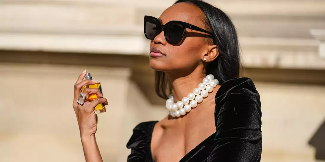 8 best-selling αρώματα που θα σας κάνουν να ερωτευτείτε το σανταλόξυλο