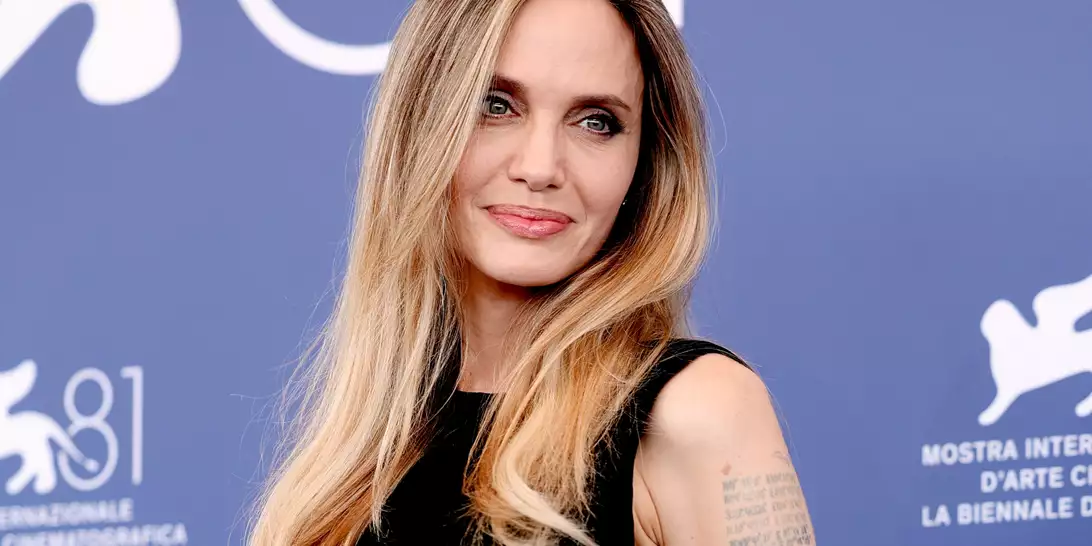 Angelina Jolie | Οι φωτογραφίες που πρόδωσαν την πρώτη της (μεγάλη) σχέση μετά τον Brad Pitt