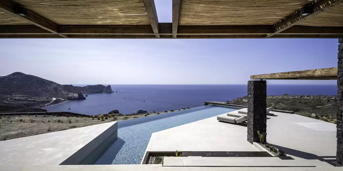 Magma White | Μια κατοικία-καταφύγιο στη Σαντορίνη που όμοιά της δεν έχετε ξαναδεί