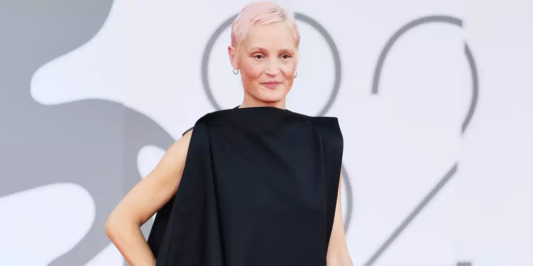 Η Vicky Krieps είναι η νέα brand ambassador του οίκου Bottega Veneta