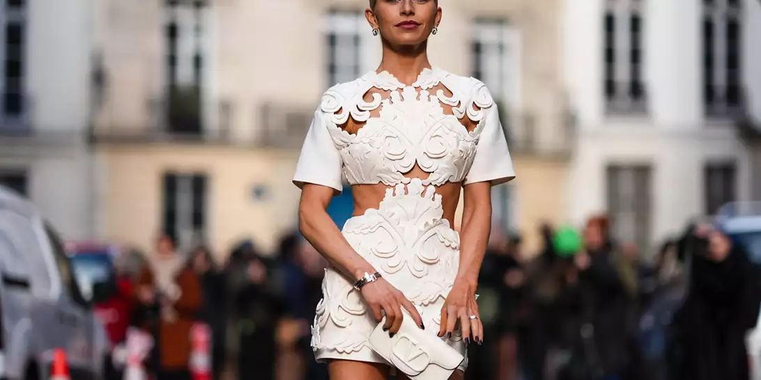 5 λαμπερά ξηρά έλαια σώματος για το shimmery look που ταιριάζει στο καλοκαίρι