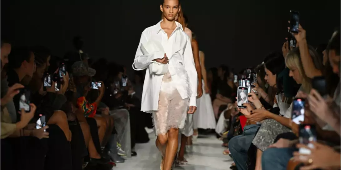 Αν σας δυσκολεύει το no- pants trend, δοκιμάστε τις sheer skirts