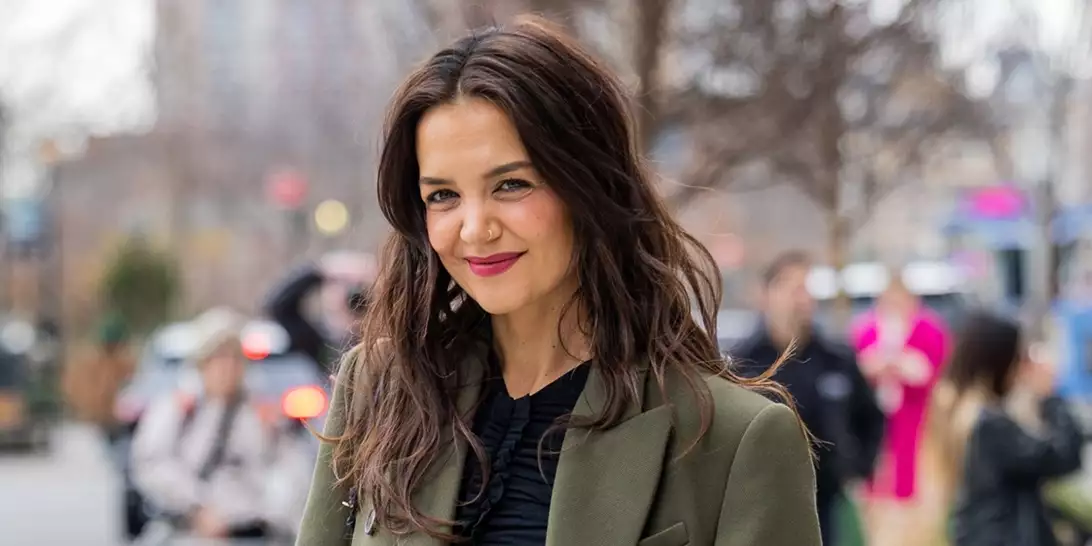 Η Katie Holmes υιοθέτησε το νεανικό χτένισμα που δείχνει ανεπιτήδευτα κομψό