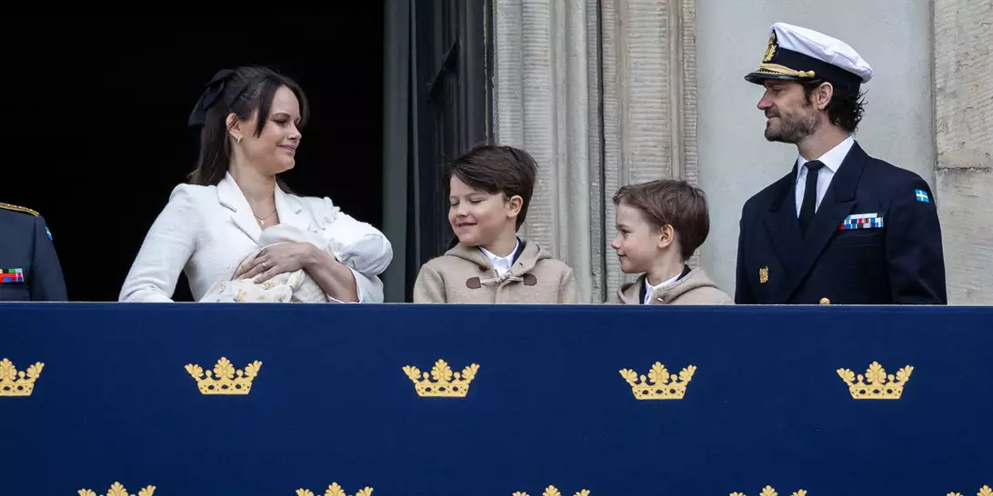 Το ντεμπούτο της 2 μηνών πριγκίπισσας Ines της Σουηδίας στους εορτασμούς για τα γενέθλια του βασιλιά παππού της