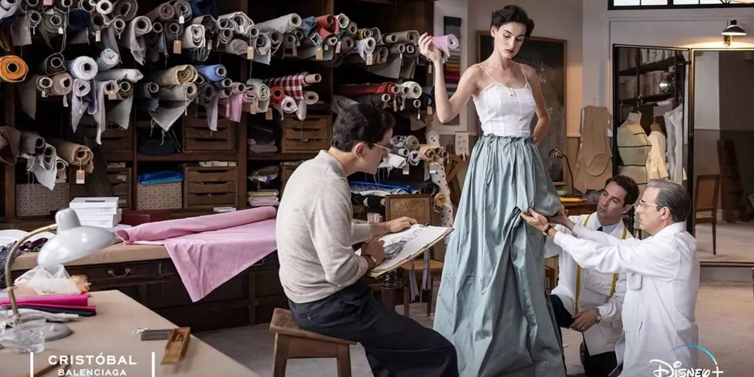 Πώς αναβίωσαν οι iconic δημιουργίες του Cristóbal Balenciaga για την ομώνυμη σειρά
