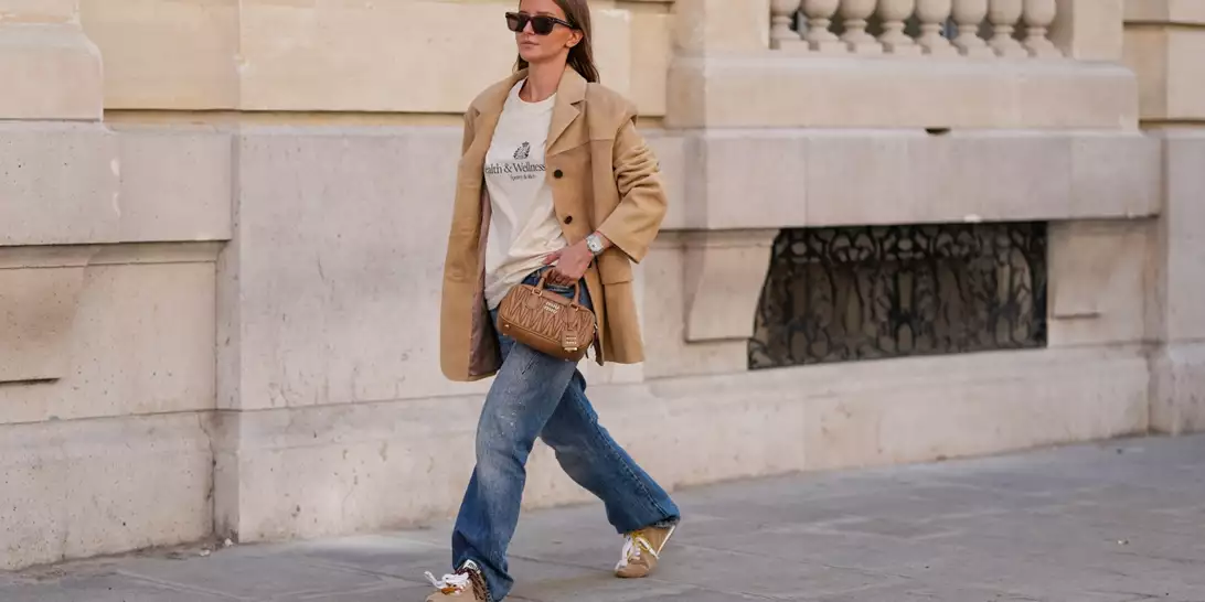 Οι 6 κομψοί τρόποι για να φορέσετε τα sneakers του φθινοπώρου