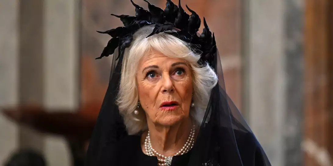 Βασίλισσα Καμίλα | Η ιδιαίερη μαντίλα "στέμμα" που επέλεξε στην επίσκεψή της στο Βατικανό