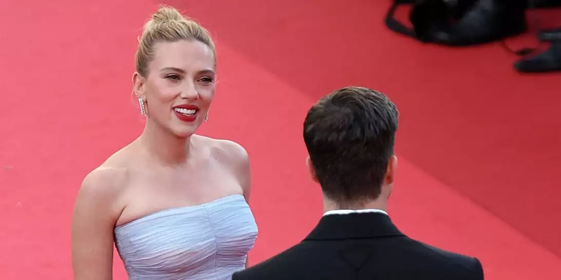 Το σκηνοθετικό ντεμπούτο και η ονειρεμένη εμφάνιση της Scarlett Johansson στο κόκκινο χαλί των Καννών