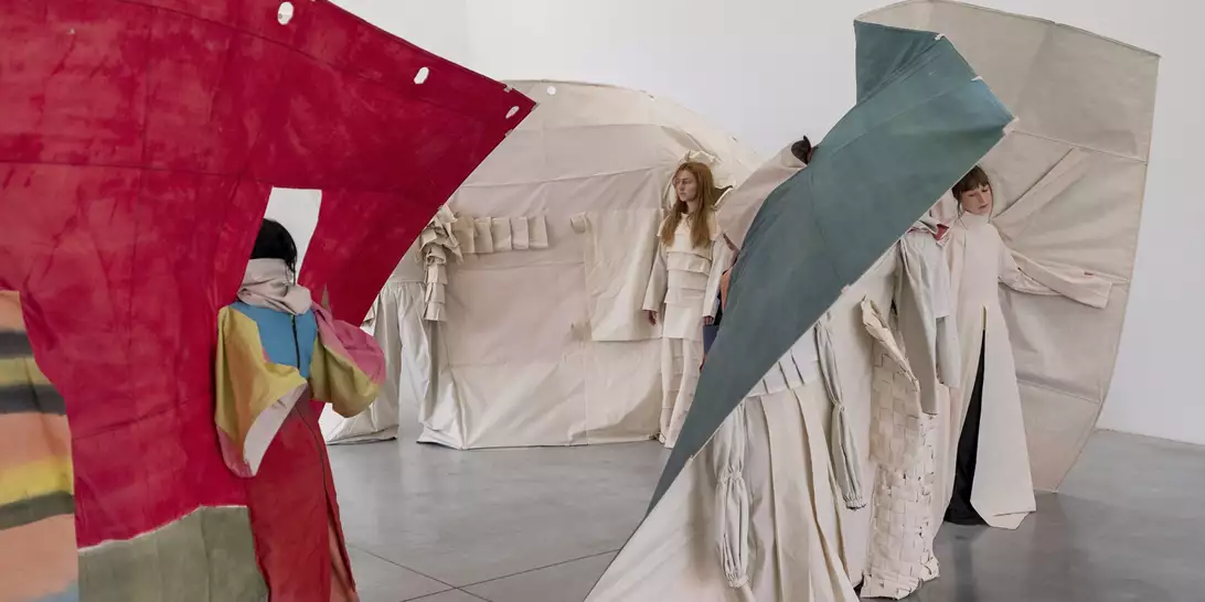 In a Bright Green Field | Η νέα έκθεση του Ιδρύματος ΔΕΣΤΕ και του New Museum στο Μουσείο Μπενάκη