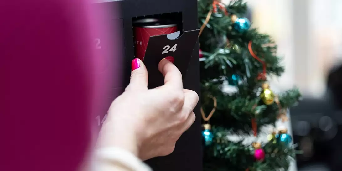 4 τάσεις στο χριστουγεννιάτικo δέντρo για το 2025 | Τα χρώματα που είναι στη μόδα αυτές τις γιορτές