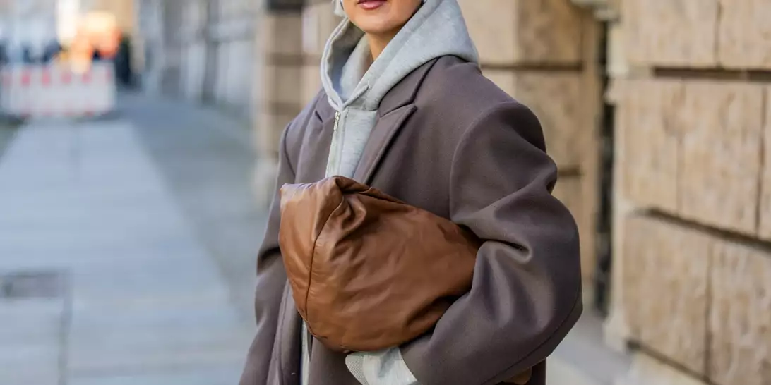 Οι καφέ τσάντες που συναγωνίζονται σε κομψότητα τις κλασικές μαύρες