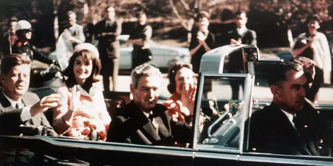 Jackie Kennedy | Γιατί το ιστορικό ροζ κοστούμι της θα παραμείνει κλειδωμένο μέχρι το 2103