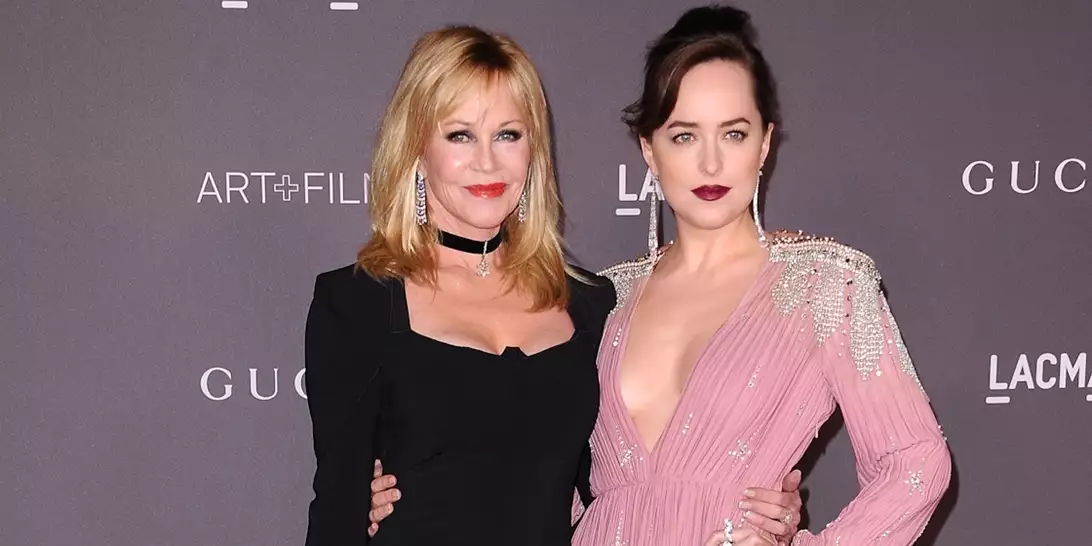 Dakota Johnson | Ο ντροπιαστικός τρόπος που η μητέρα της, Melanie Griffith τ��ν σύστησε στον Barak Obama