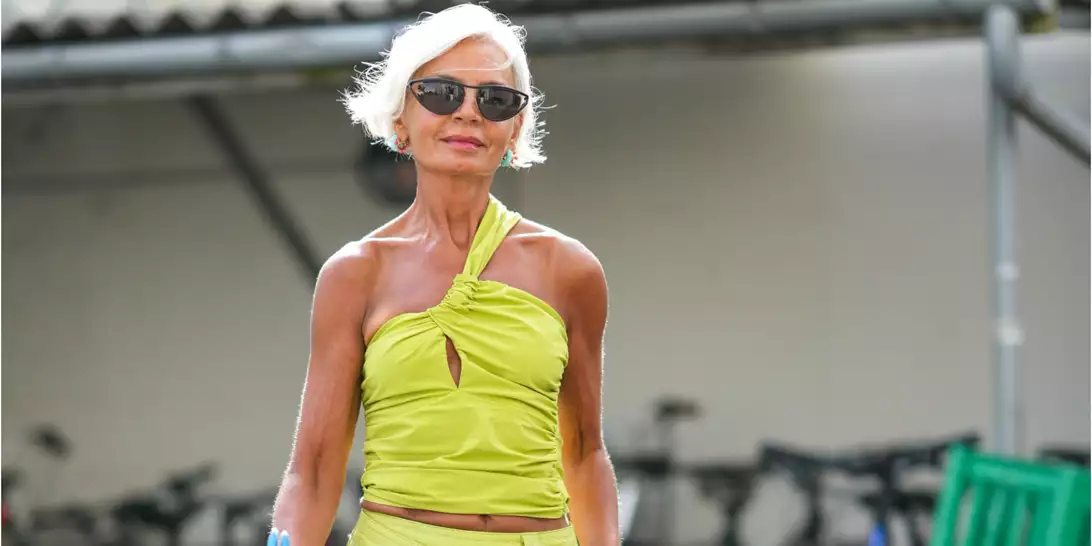 Τα looks που επιλέγουν για την παραλία οι γυναίκες άνω των 50