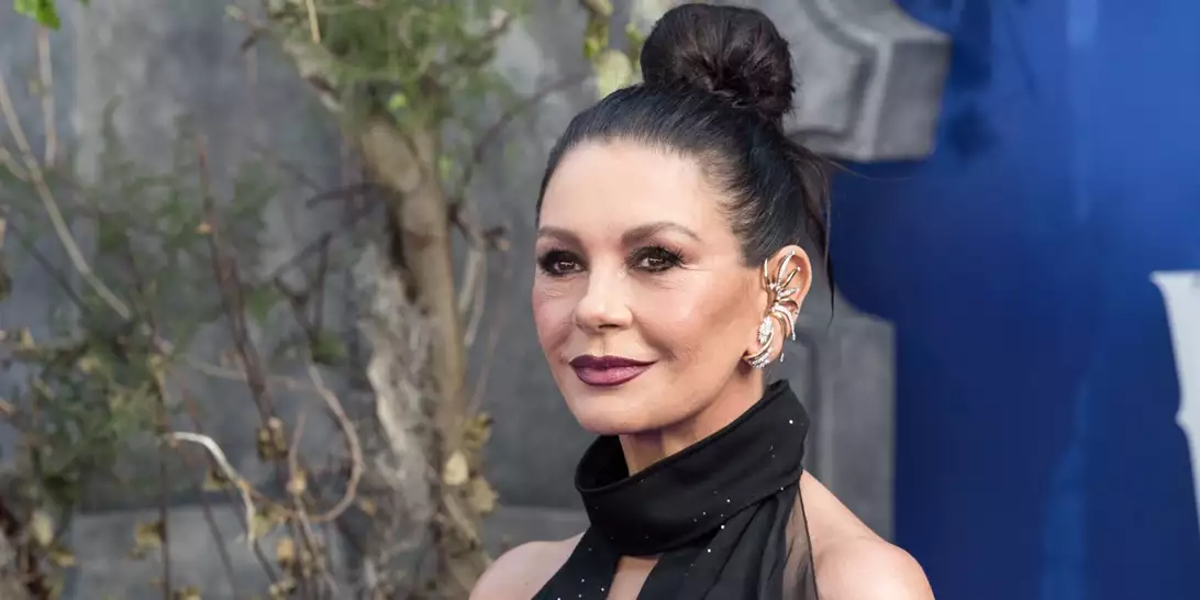 Catherine Zeta-Jones | Το signature lip combo της στο Wednesday είναι η πρόταση που ταιριάζει μοναδικά στα φθινοπωρινά σας μακιγιάζ