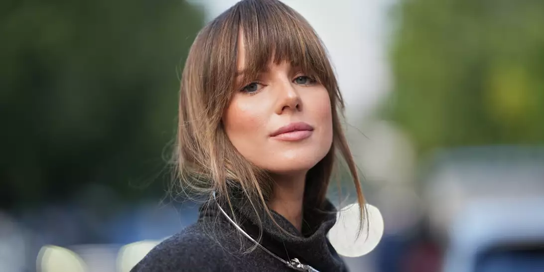 Αυτό το κούρεμα με αφέλειες καμουφλάρει μοναδικά ρυτίδες και κούραση στα μάτια