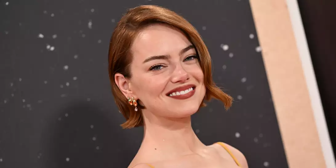 Emma Stone | Το μανικιούρ της είναι η απόδειξη πως το μπορντό χρώμα είναι η απόλυτη επιλογή για το φθινόπωρο