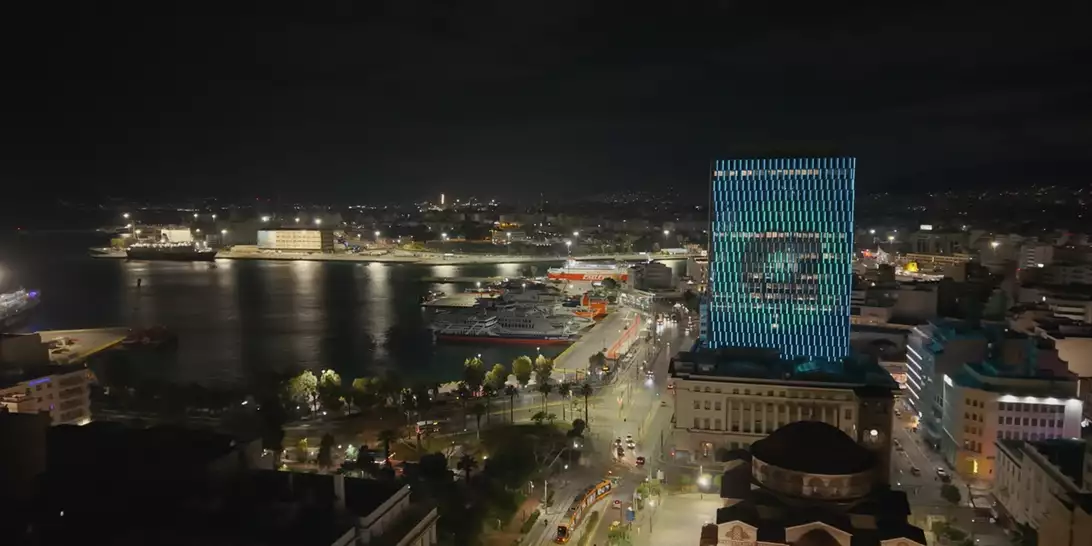 Ο Πύργος του Πειραιά στα χρώματα της Allwyn