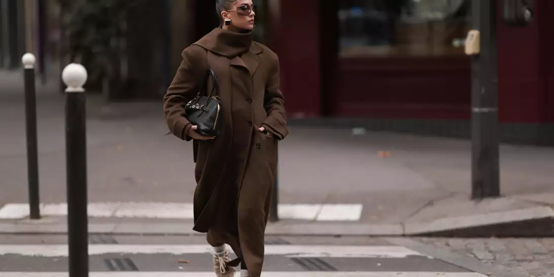 Κομψή μετά τα 40 | 5 τρόποι για να φορέσετε τα sneakers το φθινόπωρο