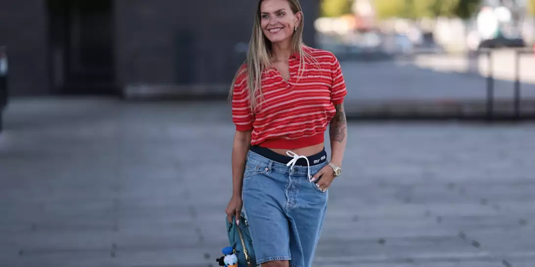 Τα κομψά καλοκαιρινά outfits που μπορείτε να κάνετε με τζιν σορτς