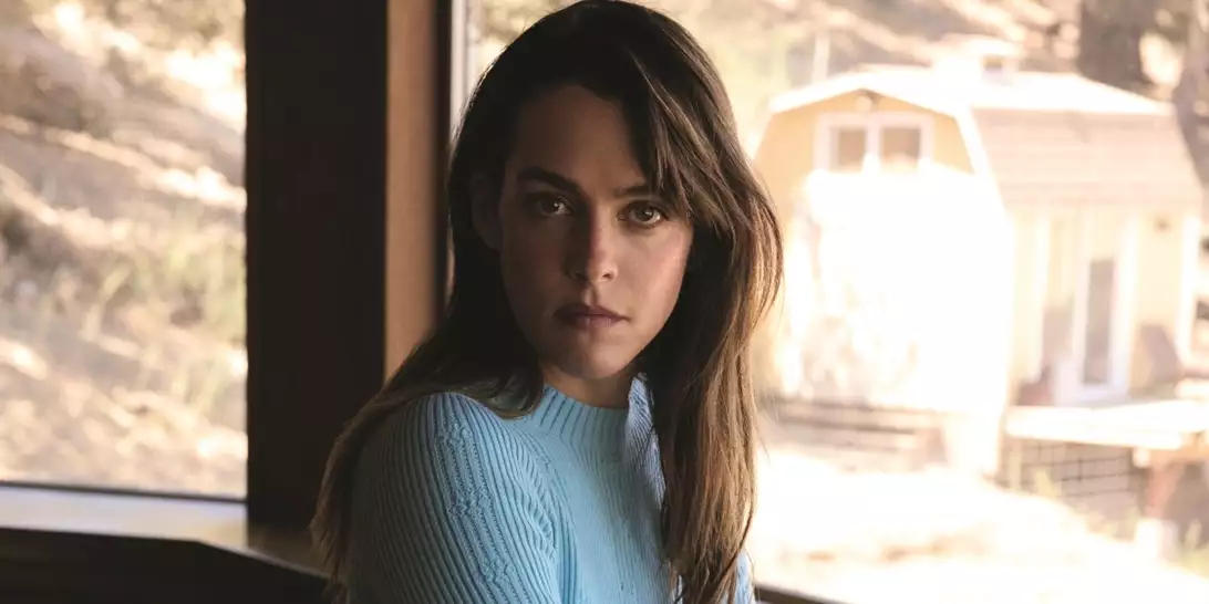 Η βραβευμένη ηθοποιός και κινηματογραφίστρια Riley Keough στο νέο τεύχος του Harper's Bazaar Greece