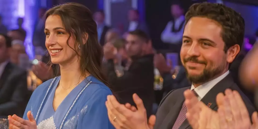Η πριγκίπισσα Rajwa αναβάθμισε την παραδοσιακή αμπάγια με chic κάπα σε δείπνο στο Αμμάν
