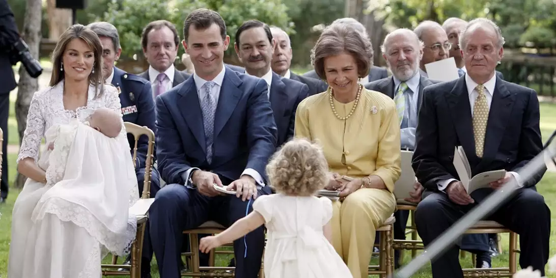 Βασίλισσα Σοφία | Όταν η τιάρα της θείας της έλαμψε σε μια από τις τελευταίες επιδείξεις μόδας του Gianni Versace