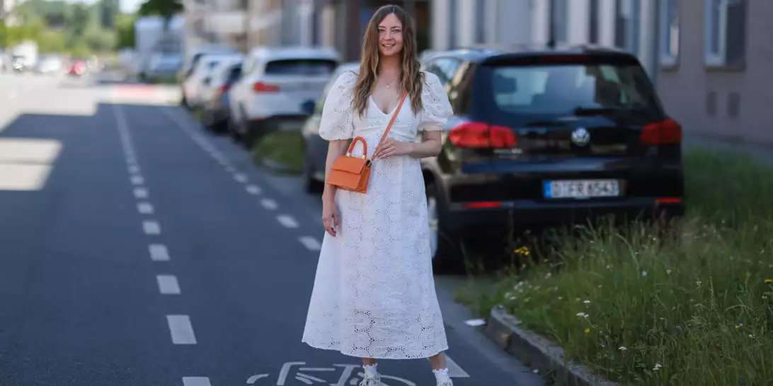 Τα λευκά φορέματα με κεντήματα είναι ό,τι πιο όμορφο θα φορέσετε το καλοκαίρι