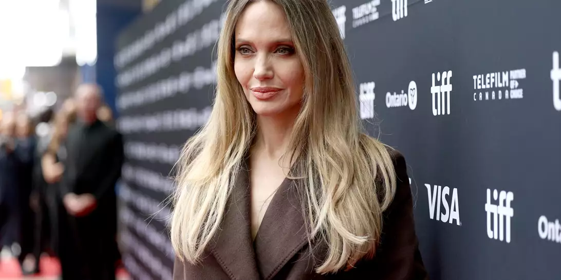 Η Angelina Jolie επανέλαβε την iconic Όσκαρ πόζα της στην πρεμιέρα της νέας της ταινίας