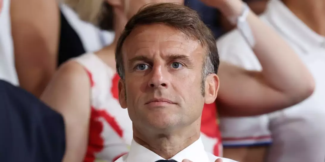 Emmanuel Macron | Θα αγωνιστεί σκληρά για να μείνει το Emily in Paris στο Παρίσι