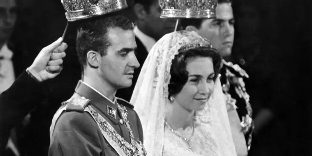 Όταν η πριγκίπισσα Σοφία παντρεύτηκε τον Δον Χουάν Κάρλος με τις ίδιες κορώνες που είδαμε σε όλους τους γάμους της τέως βασιλικής οικογένειας