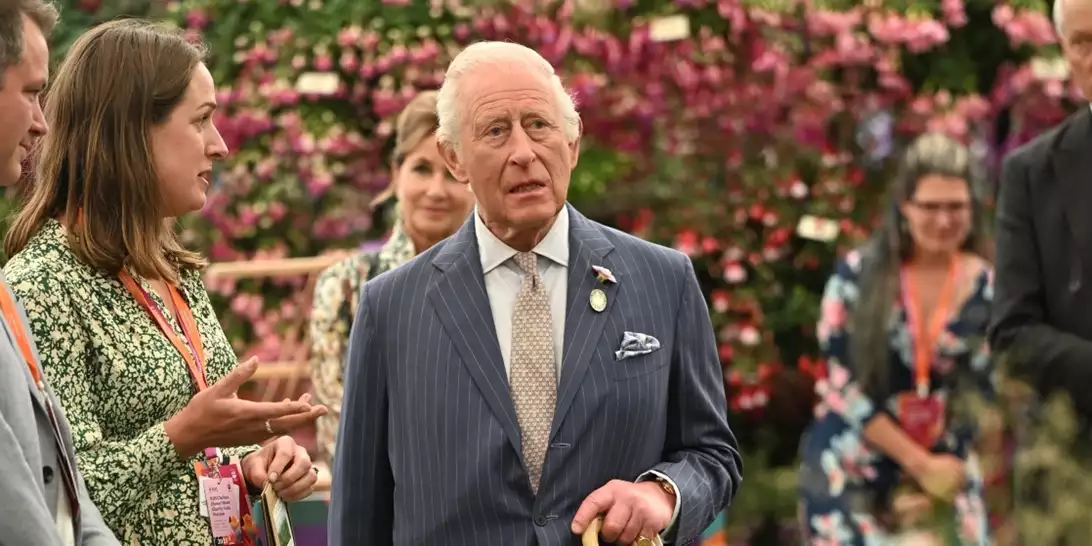 Ο βασιλιάς Κάρολος στέλνει σκληρό μήνυμα στον Harry στην εύστοχη επανένωση με τον αντίπαλό του