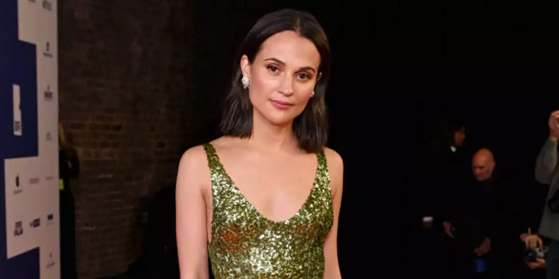 H Alicia Vikander εντυπωσίασε με custom Louis Vuitton στο κόκκινο χαλί