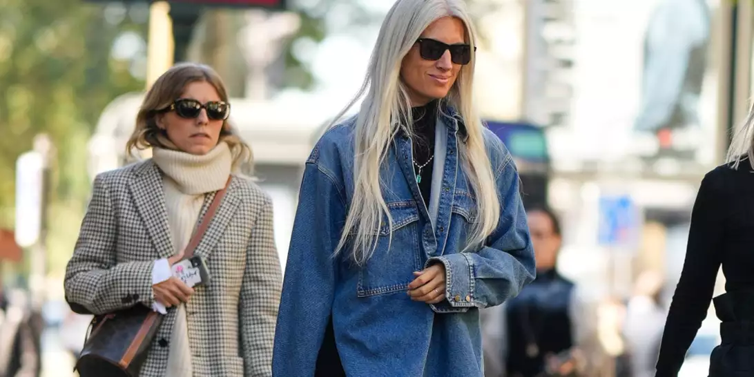 Πώς φορούν τα τζιν τους αυτή την εποχή οι κομψές 50άρες