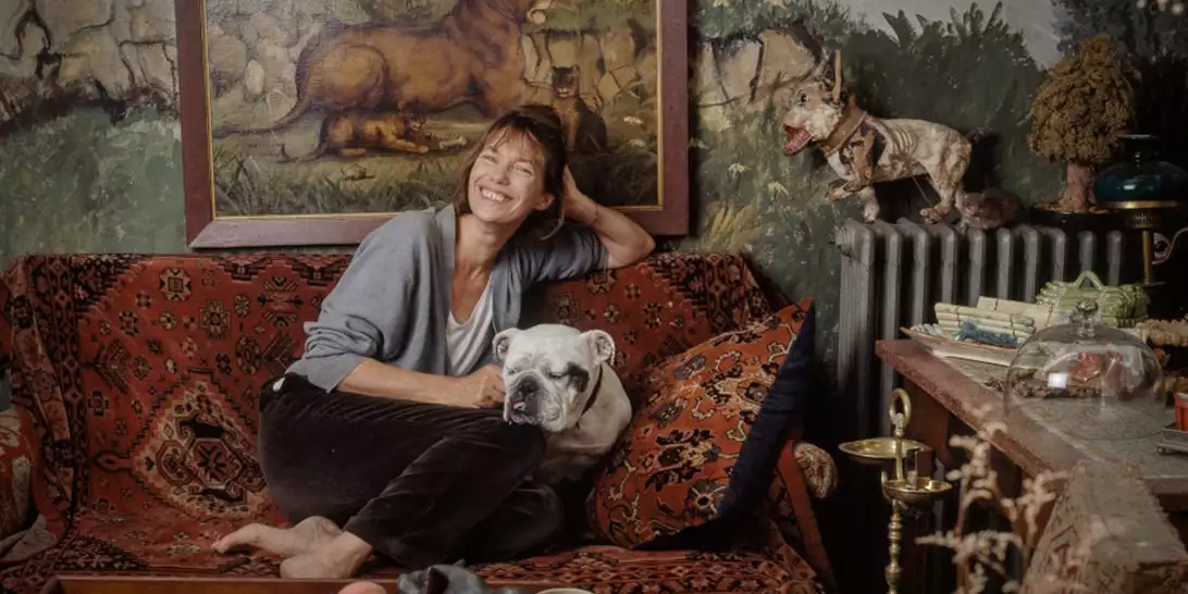 "Είναι ξεπερασμένος, ογκώδης": Πείτε αντίο στον γωνιακό καναπέ το 2026