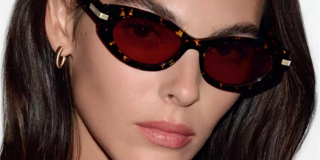 Η συλλογή Calvin Klein Eyewear SS25 επαναπροσδιορίζει την εμβληματική αισθητική του brand