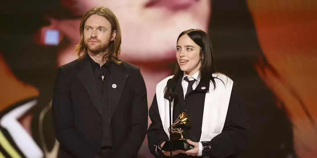 Billie Eilish | H πρώτη κοινή εμφάνιση με τον σύντροφό της στα βραβεία Grammy 2026
