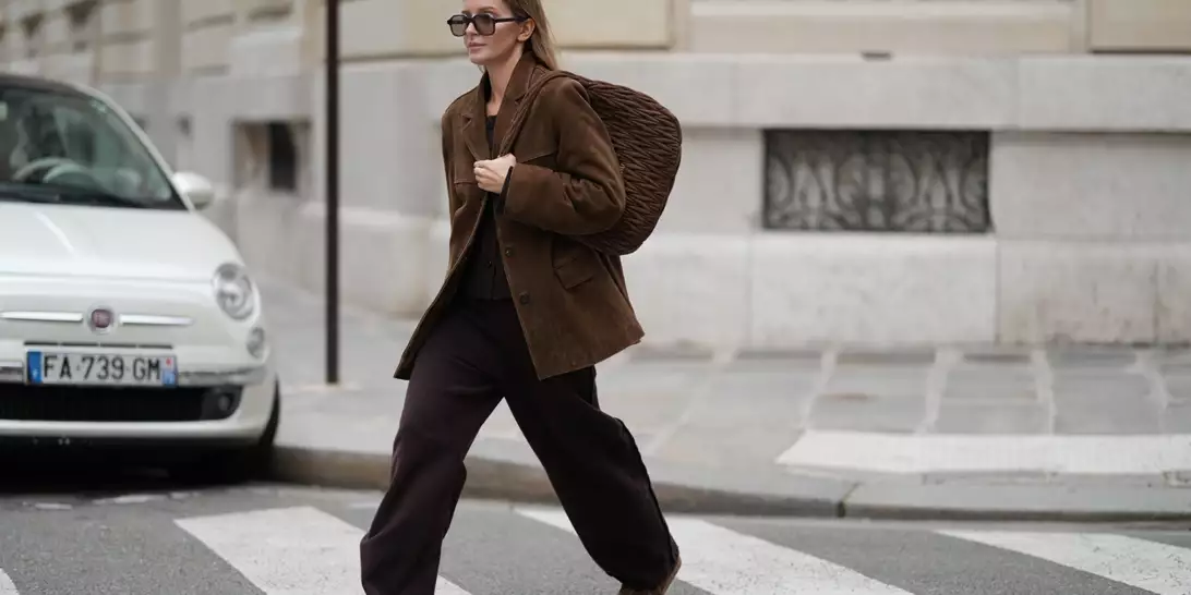 Το καφέ σακάκι που θα φοράτε από το πρωί ως το βράδυ τον χειμώνα του 2025