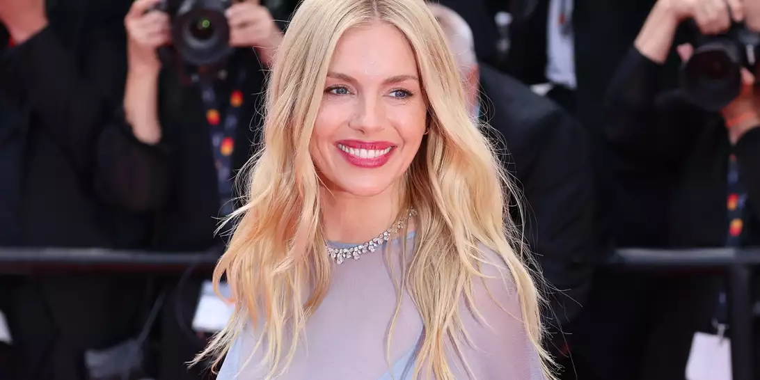 Sienna Miller | Εμφανίστηκε με κομψή ολόσωμη φόρμα προς τιμήν της συνεργασίας της με τον Βασιλιά Κάρολο