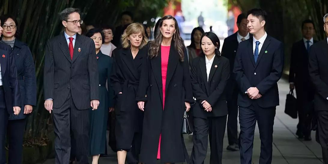 Mυστήριο με το τουίντ φόρεμα που επέλεξε η βασίλισσα Letizia στην Κίνα