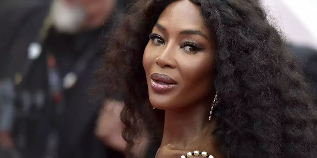 Η Naomi Campbell στην παραλία με τα δύο της παιδιά σε σπάνια οικογενειακά κλικ