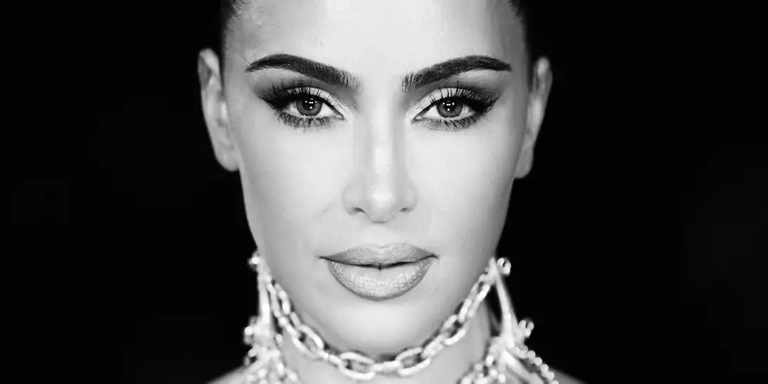 Kardashian effect | Τι κάνει μια γυναίκα να φαίνεται πιο νεανική και ελκυστική, σύμφωνα με την επιστήμη