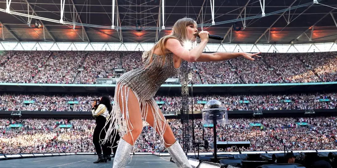 Taylor Swift | Η selfie με τον πρίγκιπα William και τα παιδιά του μετά τη συναυλία