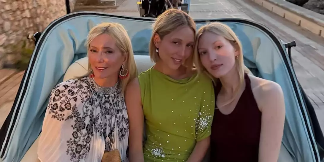 Μαρία Ολυμπία Ντε Γκρες | Στον γάμο του Νικόλα Νιάρχου με off season φόρεμα και ίσια σανδάλια