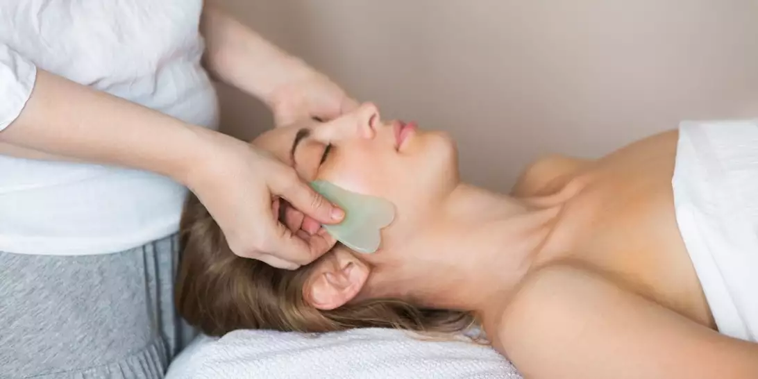 Μη επεμβατικές θεραπείες | 3 skincare gadgets που κάθε ενημερωμένη γυναίκα πρέπει να έχει