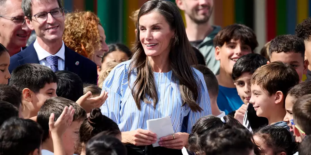 Letizia της Ισπανίας | Με ριγέ πουκάμισο και ψηλόμεση παντελόνα στην έναρξη της σχολικής χρονιάς