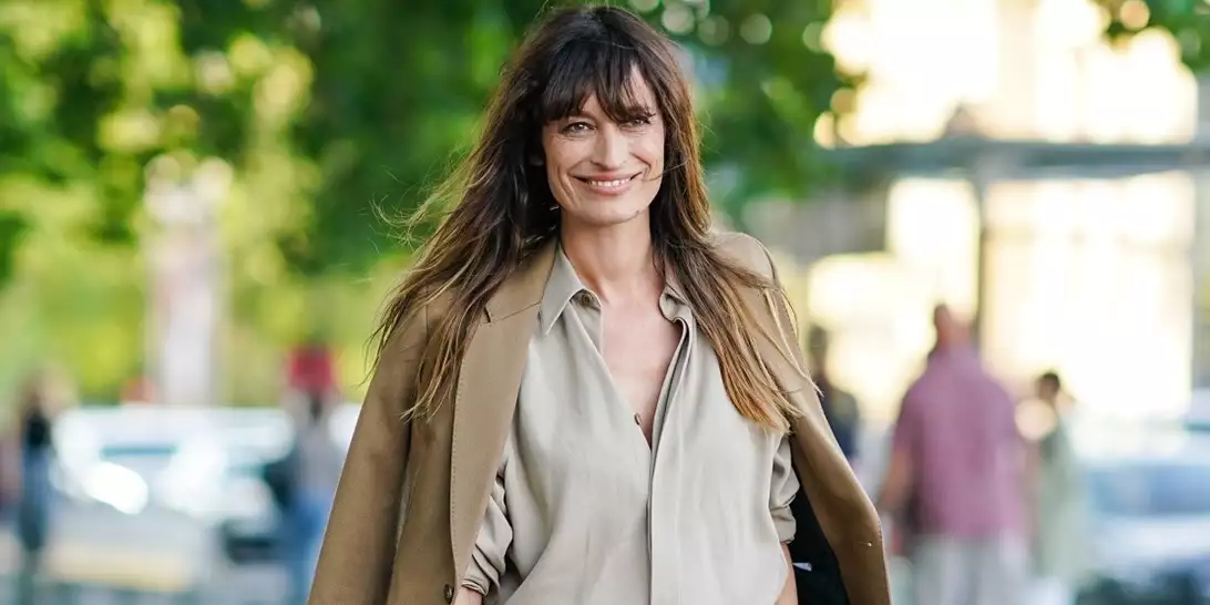 Η πιο αναπάντεχη τάση στα μαλλιά για τις γυναίκες άνω των 50 είναι και η πιο κολακευτική