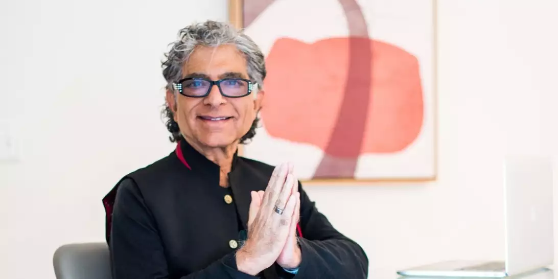 Deepak Chopra | 10 πρακτικές για μακροβιότερη, υγιέστερη και πιο ουσιαστική ζωή με φόντο τον Ναό του Ποσειδώνα