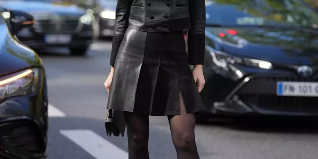 Sheer-Tights Manicure | Η "σκοτεινή" γοητεία του διάφανου καλσόν στα νύχια σας