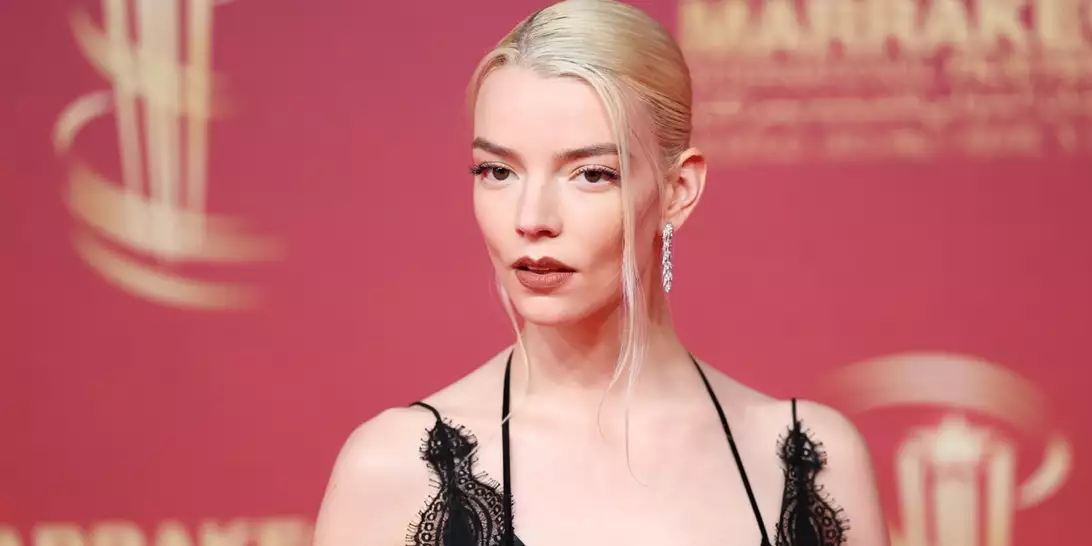 Anya Taylor-Joy | Το sculpted updo της είναι η απόλυτη πρόταση για τα ρεβεγιόν των Χριστουγέννων